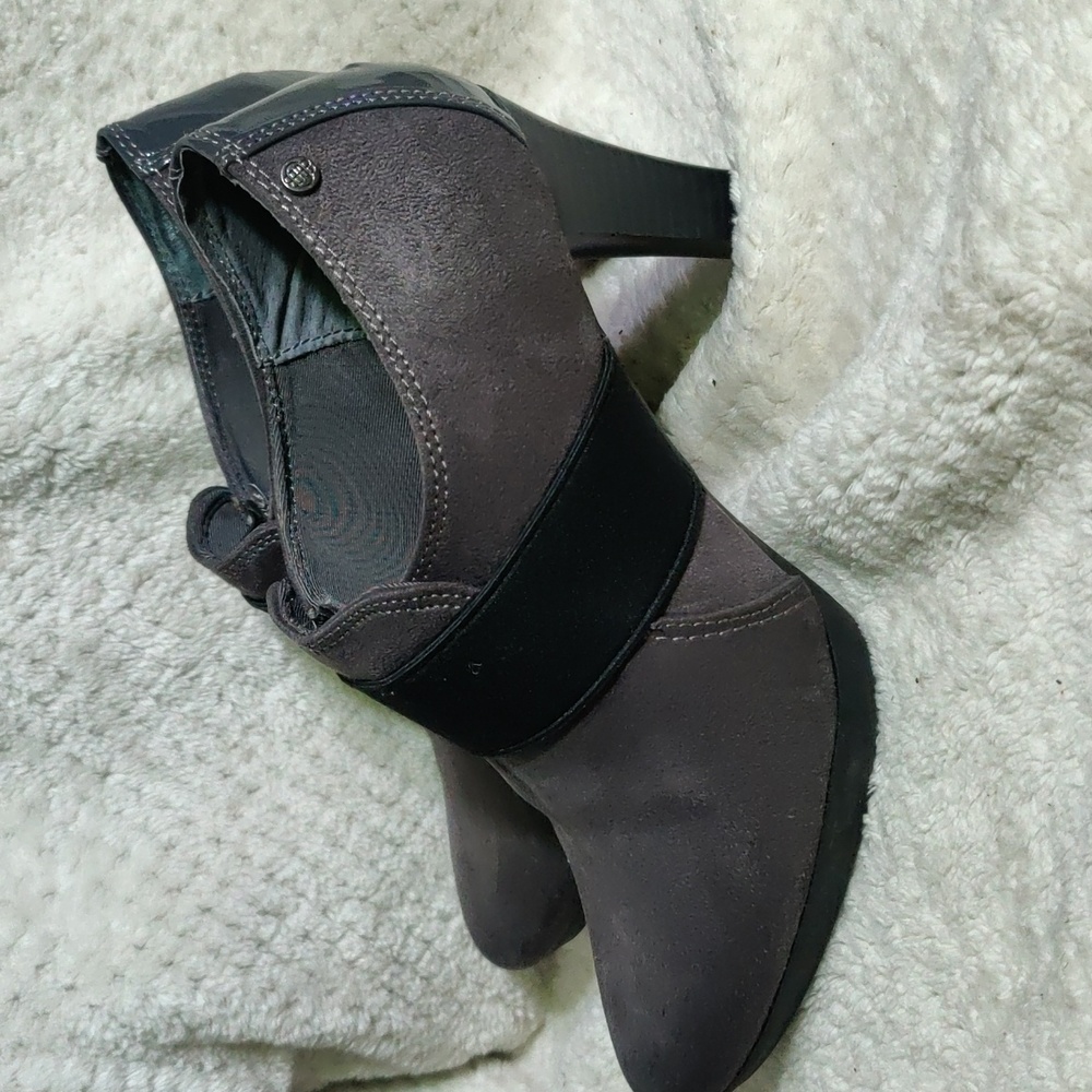 Shoe - Picture 2 of 8